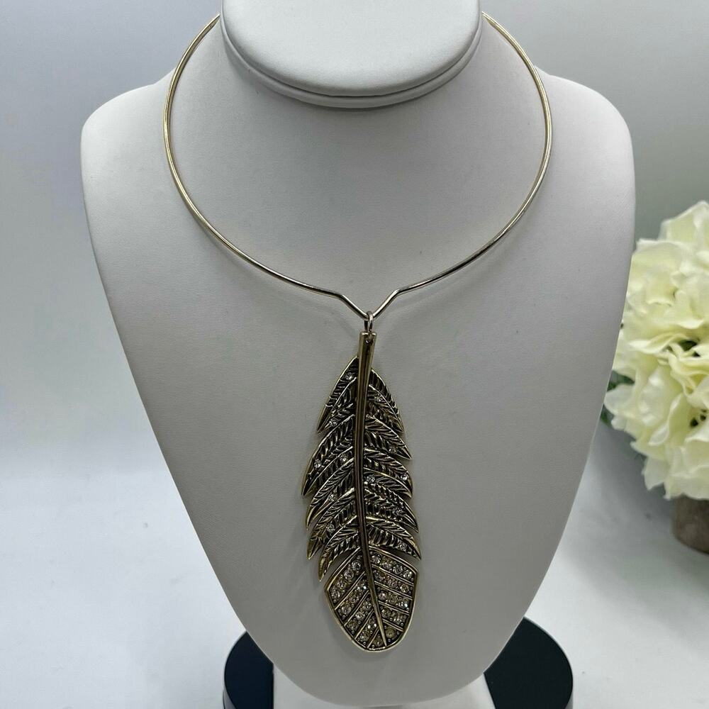 Betsey Johnson Indian Summer Lg
Pave Feather Choker Torque Gold Tone Necklace